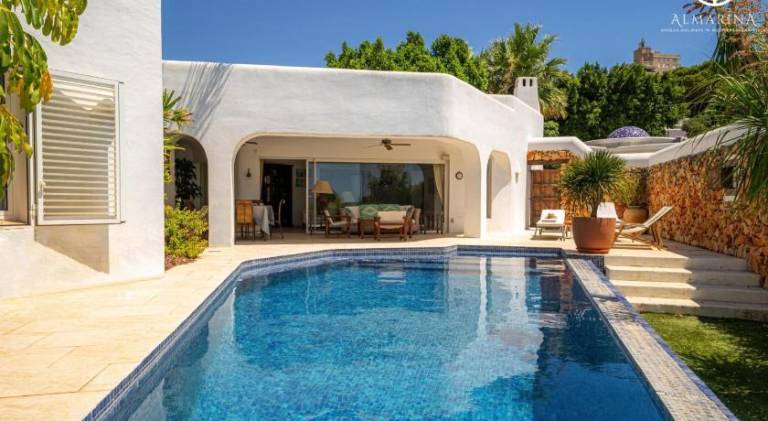 Villa with terrace, pool & garden in Mora