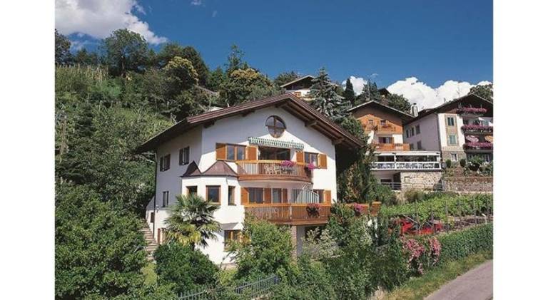 Holiday apartment with pool & yard | Perfect for remote work in Marlengo