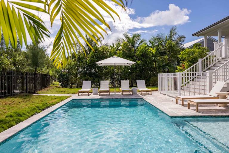 Springtide House by Brightwild Waterfront Pool — photo 2
