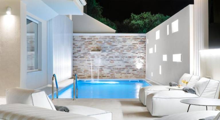 Rental apartment with pool, patio & yard — photo 3