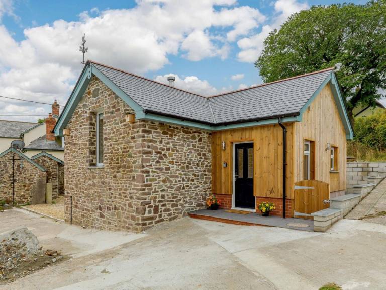Cottage with yard in Bideford