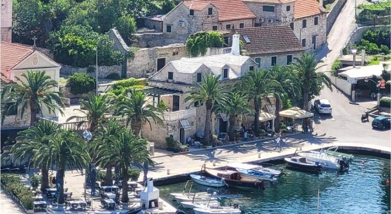 House with jacuzzi | Pets allowed in Supetar