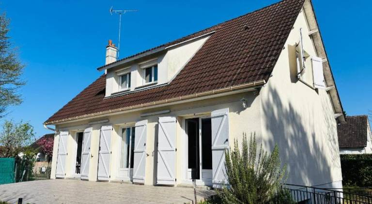 Vacation home with patio & grill in Montargis