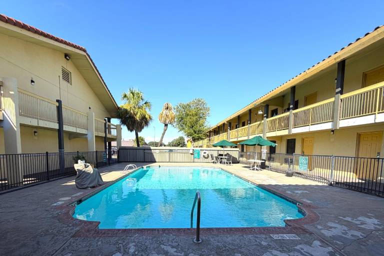 Townhouse Garden Inn & Suites — photo 2