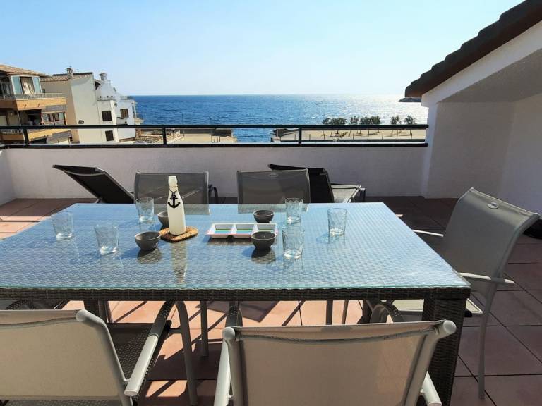Beachfront Penthouse in Central Sant Carles, Llançà - Stunning Views, Terrace, Pet-Friendly — photo 2