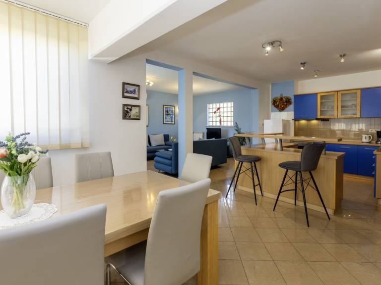 Fully equipped pleasant rental apartment with private pool, barbeque & yard | Nature view | Pets allowed — photo 5