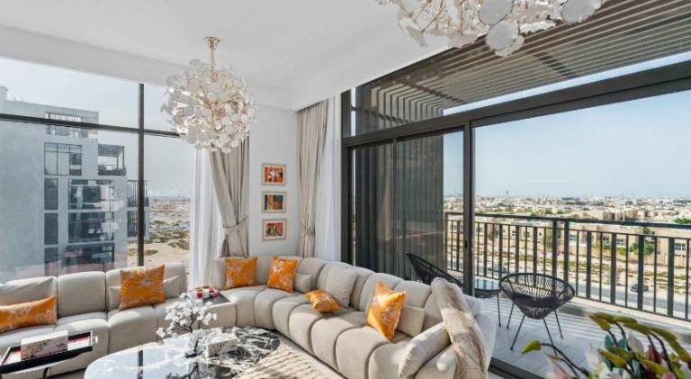 Apartment with pool & yard in Dubai