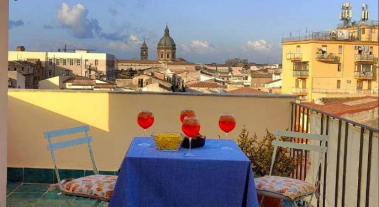 Holiday apartment with terrace | Next to Palermo Cathedral | Good for workation | Pet-friendly in Palermo