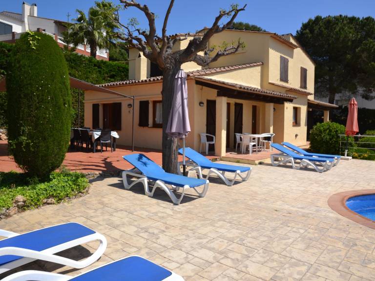 Vacation home with private pool, garden & barbecue — photo 2