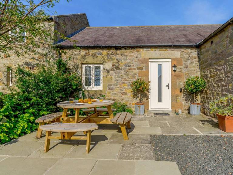 Cottage with garden — photo 3