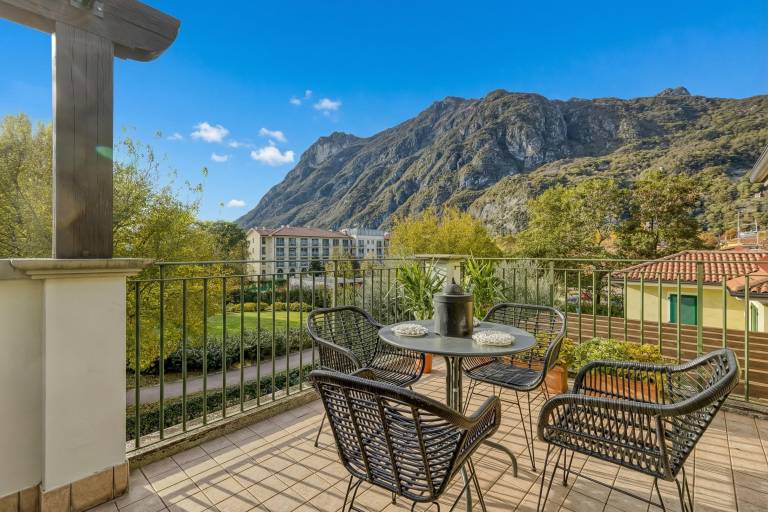 Children-friendly studio with terrace | Water view | Close to the beach | Pets allowed in Porlezza