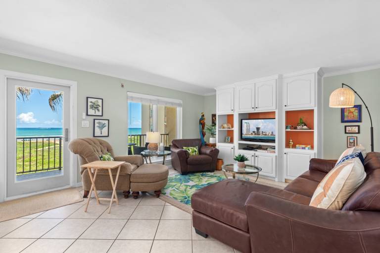Condo with private pool — photo 3
