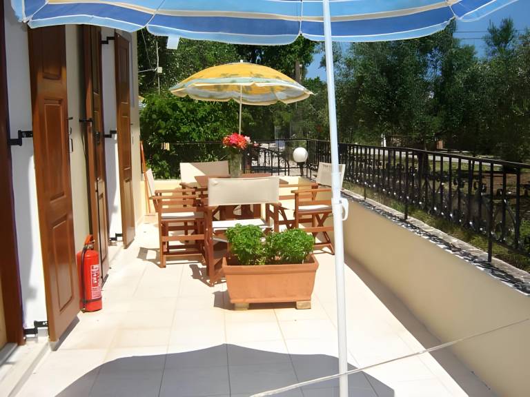Rental apartment with terrace & garden — photo 5
