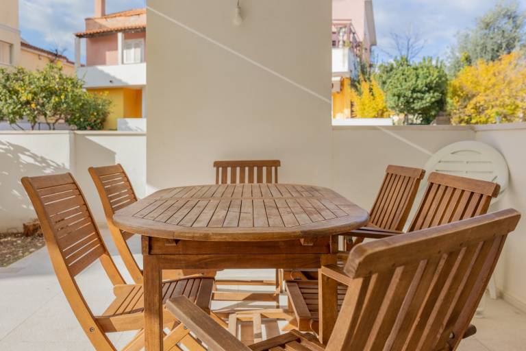 Big rental apartment with fast internet, yard & patio | Sea view | Next to the beach | Pet-friendly — photo 2