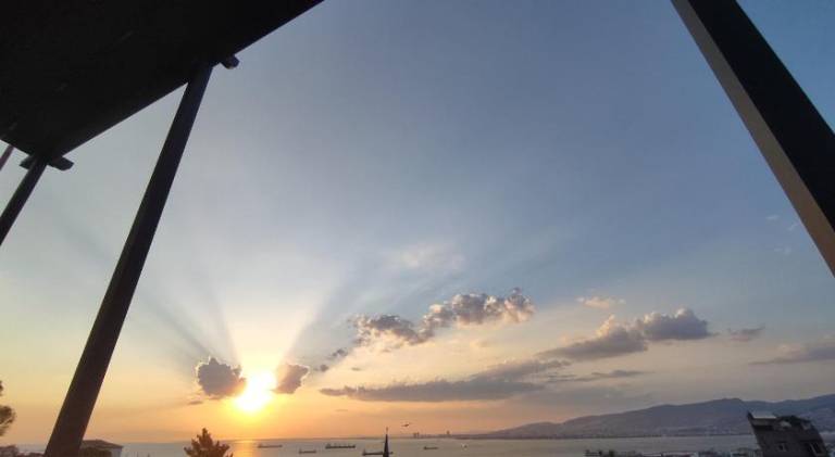Tam Deniz Manzaralı Sehir Merkezinde — photo 3