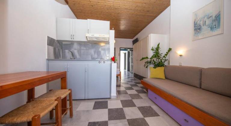 Serviced apartment with patio, garden & pool — photo 5