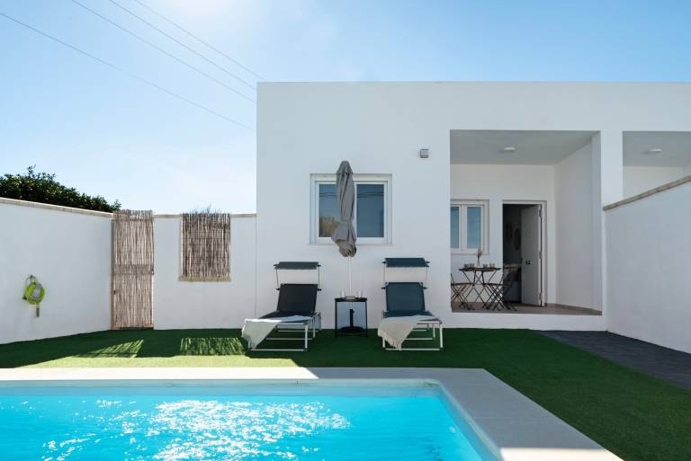 Holiday apartment with patio, private pool & yard — photo 2