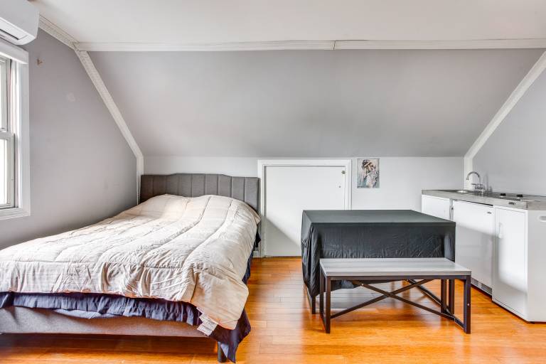 Long Island Duplex By Airport & Train