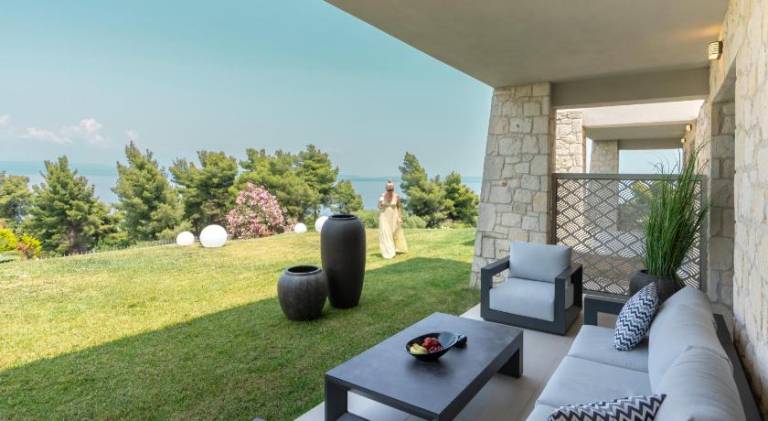 Villa with terrace, pool & garden — photo 3