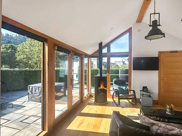 Family-friendly beautiful cottage with hot tub & yard | Pet-friendly — photo 4