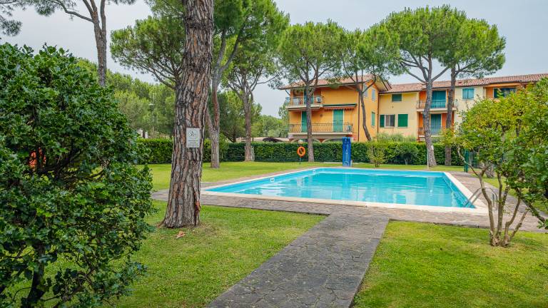 Rental apartment with yard & pool | Garden view — photo 4