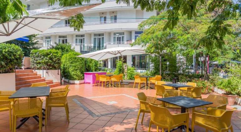 Hotel Plaza con piscina — photo 4