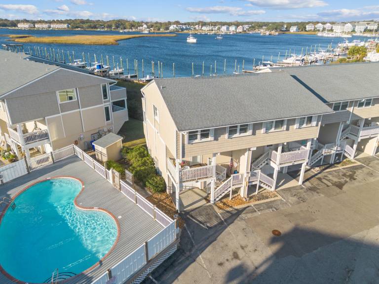 Apartment with pool, garden & terrace in Carolina Beach, NC