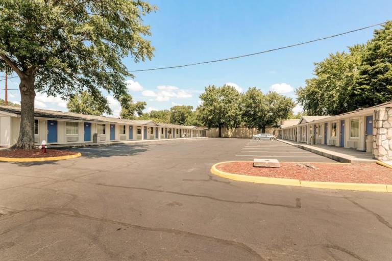 Motel  Saunders
