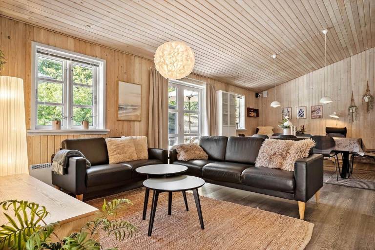 Vacation home with garden, hot tub & patio — photo 4