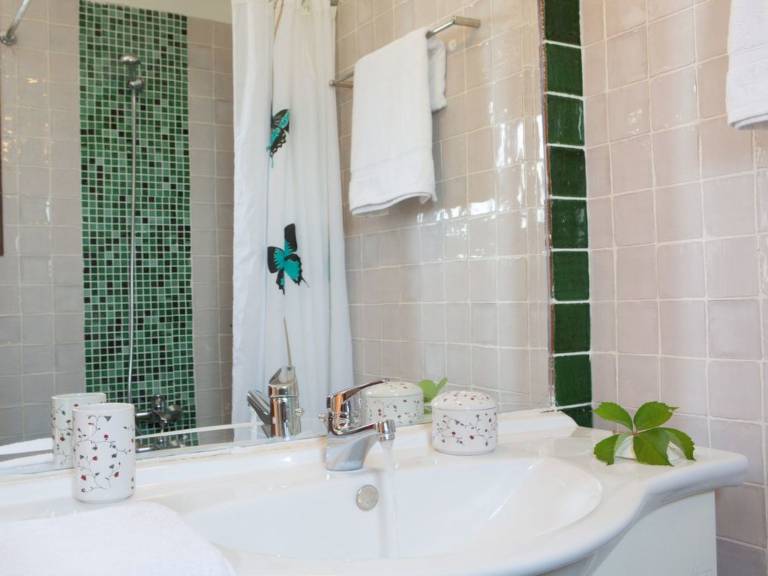 Fully equipped vacation home with patio, yard & jacuzzi | Pet-friendly — photo 5