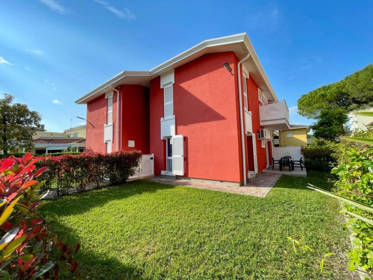 Apartment with garden | Garden view in Caorle