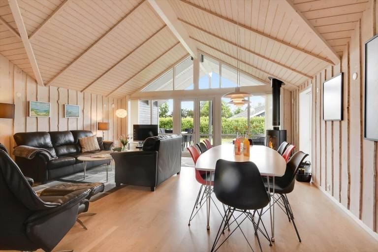 Family-oriented vacation home with BBQ, patio & yard | Pets are welcome — photo 2