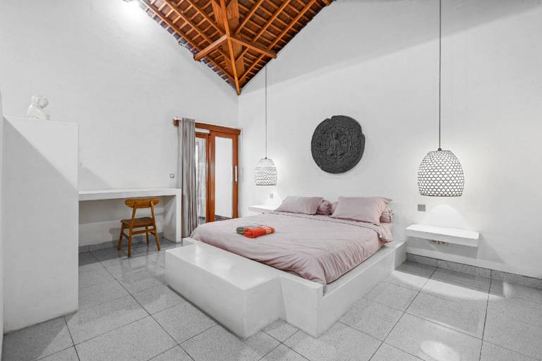 Villa with pool — photo 5