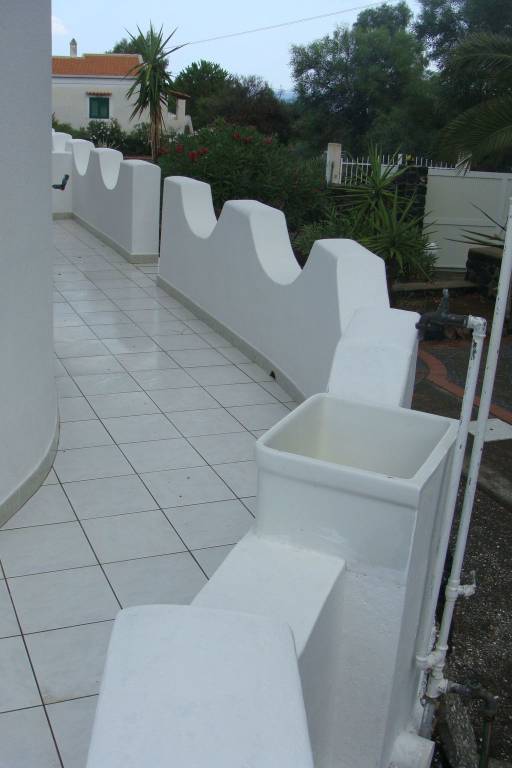 Vacation home with yard, barbecue & patio | Pets allowed — photo 4