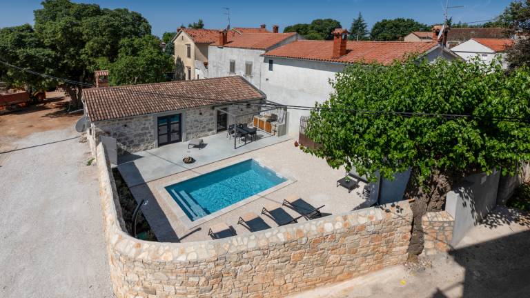 Villa with barbeque, terrace & yard — photo 2