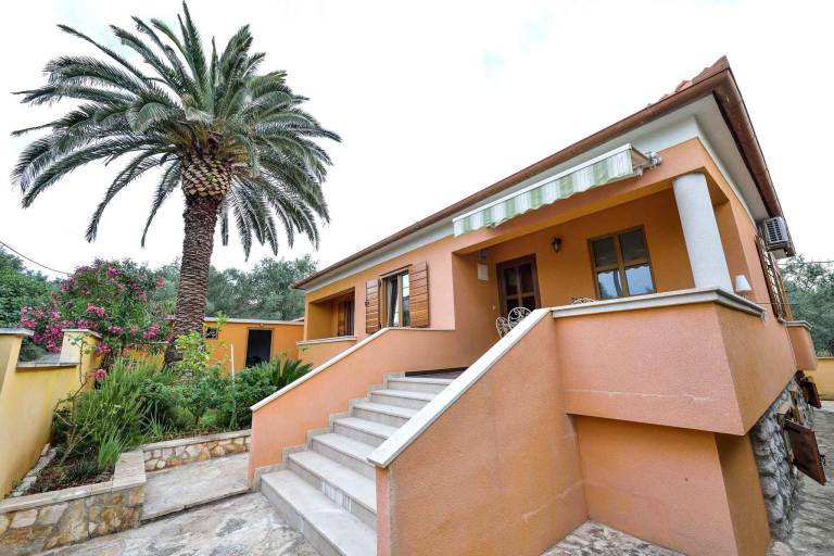 Villa with pool and air conditioning — photo 2
