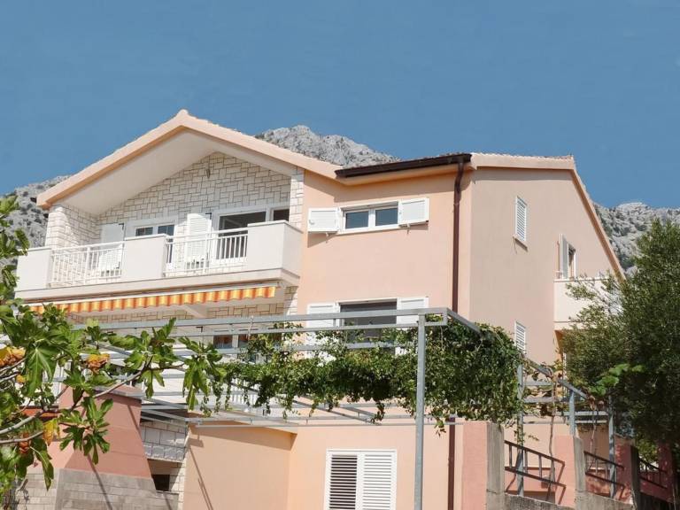 Holiday apartment with garden, patio & barbeque — photo 2