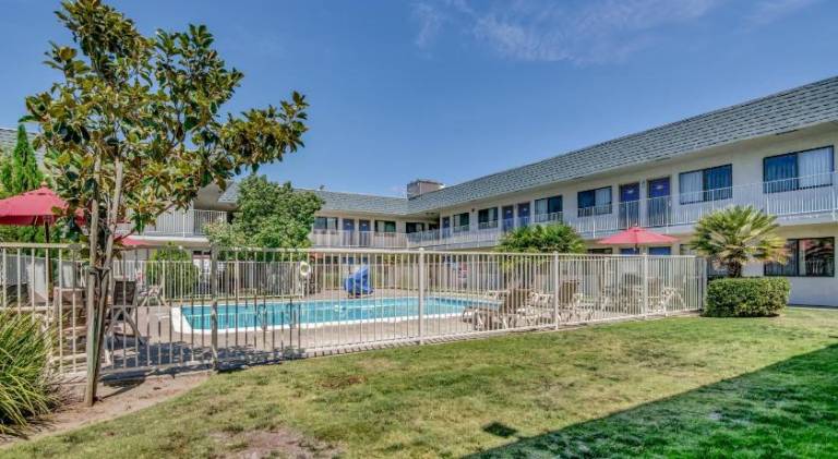 Super 8 by Wyndham Tracy — photo 4