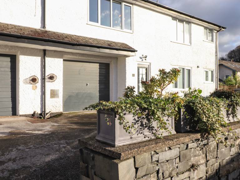 Family-friendly lovely cottage with terrace | Beach view | Pet-friendly in Windermere