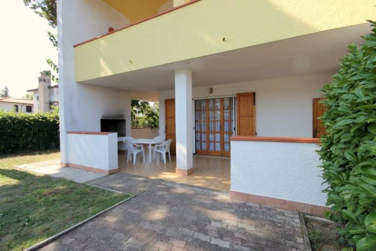 Vacation home with garden, barbeque & patio — photo 3