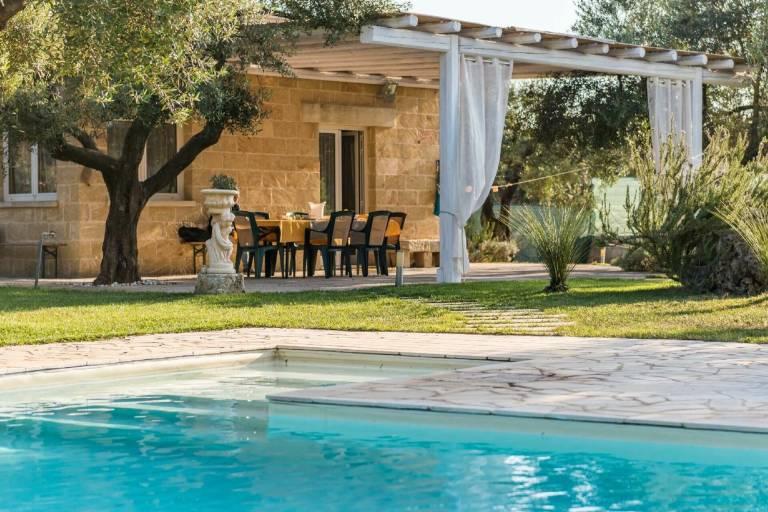 Villa with private pool, BBQ & patio — photo 2