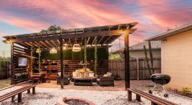 Ample house | Suitable for remote work | Pets are welcome in Tampa, FL