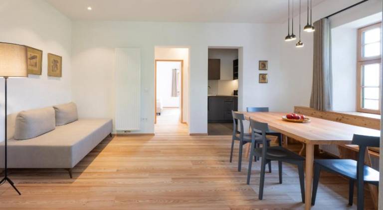 Lovely serviced apartment with patio & yard | Pets allowed — photo 2