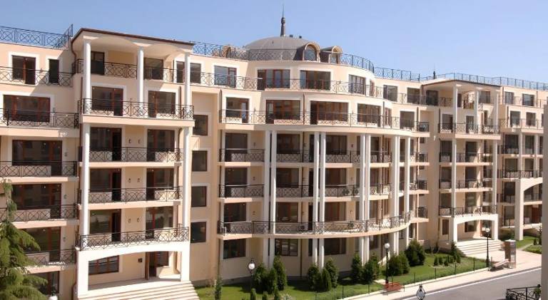 Rental apartment with terrace, garden & pool in Varna