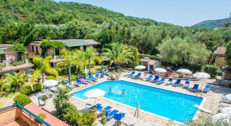 Serviced apartment with pool, patio & yard | Pets are welcome in Centola