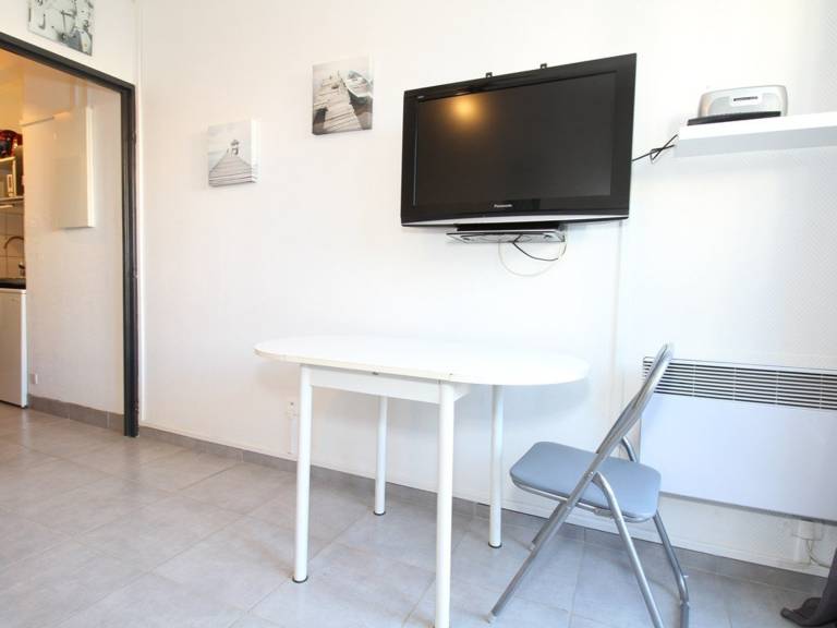 Cozy Studio with Garden, Near Thermes, WiFi, AC — photo 4