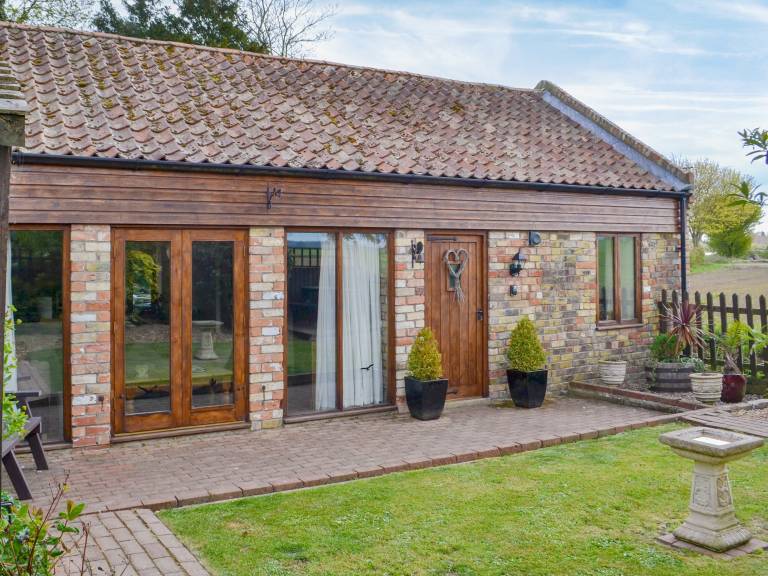Cottage with yard | River view in Alford