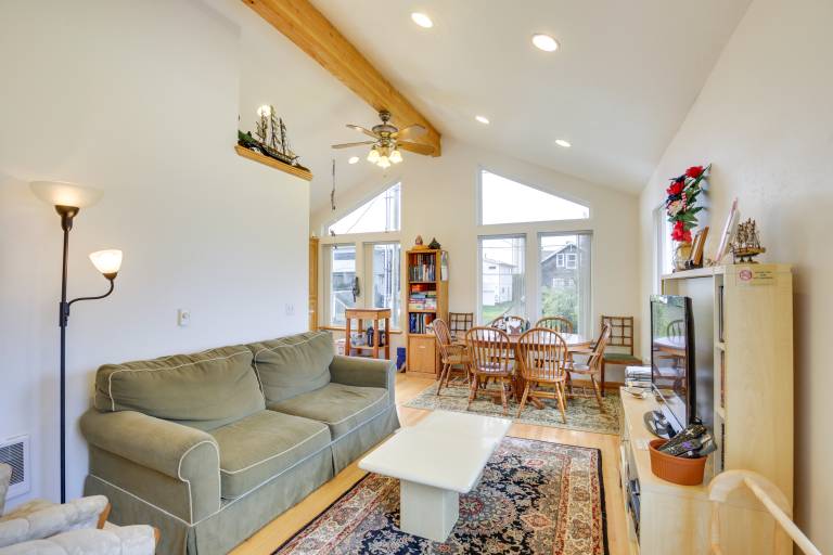 1 Block to Twin Rocks Beach: Pet-Friendly Cottage — photo 3