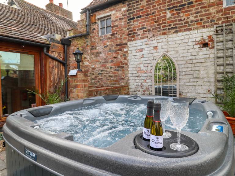 Family-friendly cottage with garden, hot tub & barbeque | Pet-friendly — photo 4
