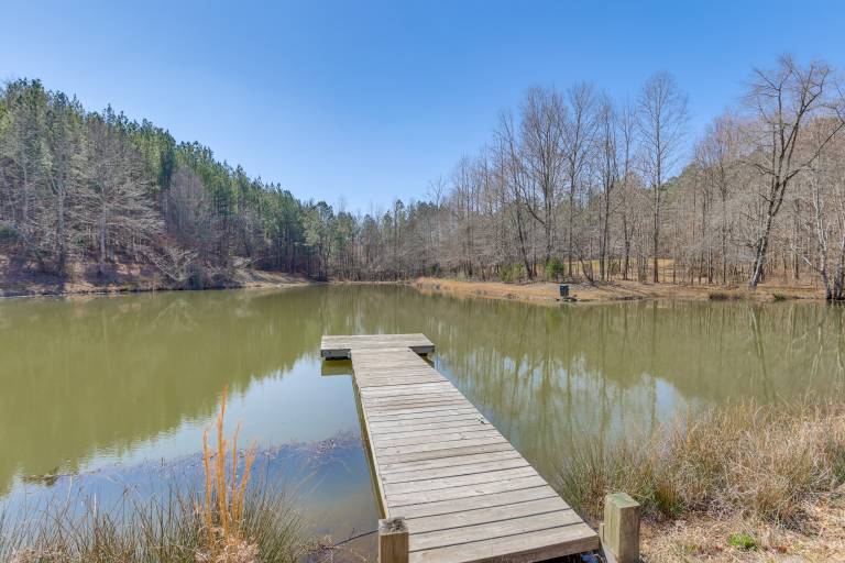 Dock, Canoe & Patio: Lakeside Cottage in Alabama — photo 2